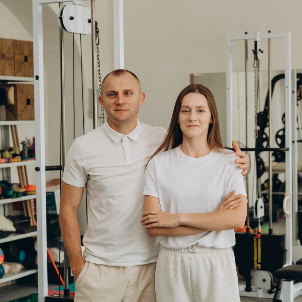 Двое специалистов Kinesio Studio в студии